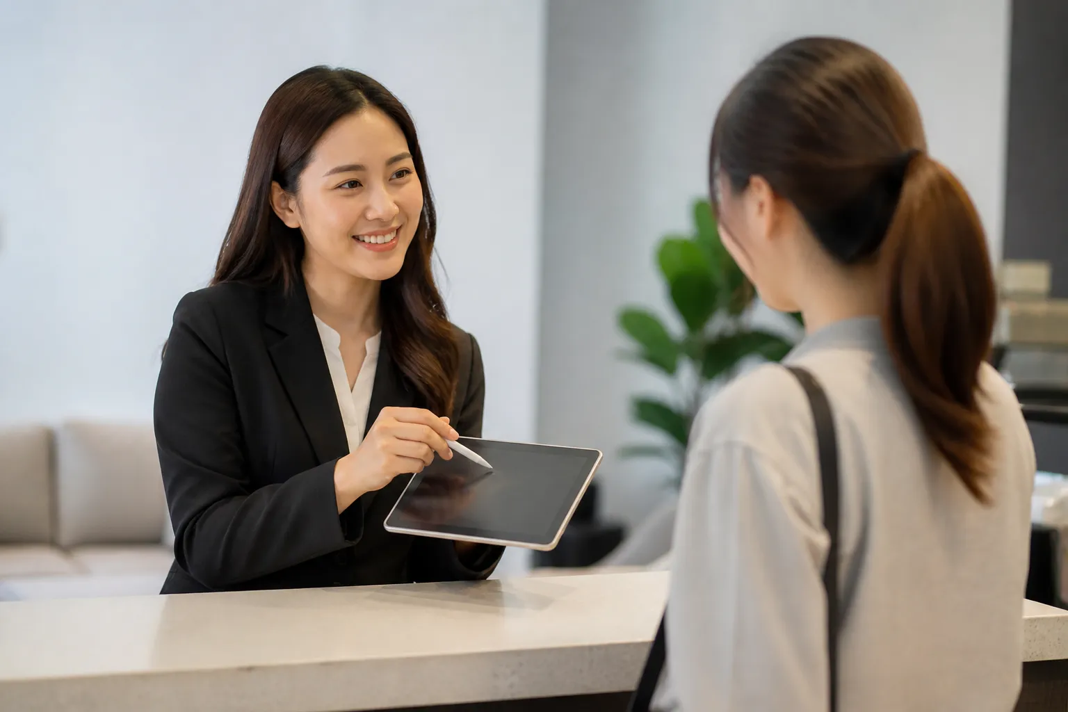 Een vriendelijk gesprek tussen medewerker en klant tijdens een tevredenheidsmeting in een professionele omgeving.